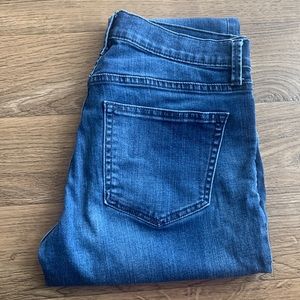 Gap jeans size 28r /6r girlfriend style classic wash